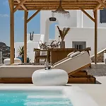 Bluewhite & Santorini * Pýrgos