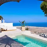 Apartment Bluewhite & Santorini Pýrgos