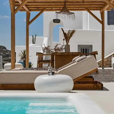 Bluewhite & Santorini * Pýrgos