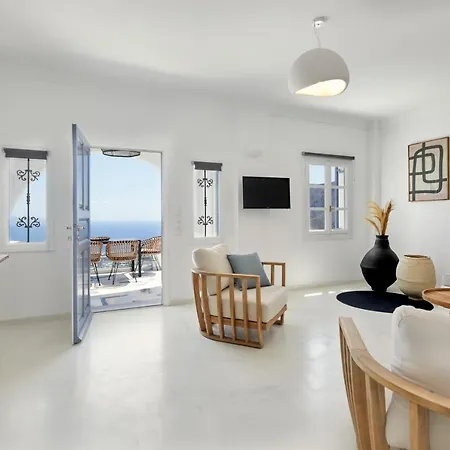 Bluewhite & Santorini * Pýrgos