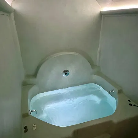 Bluewhite & Santorini Apartment Pýrgos