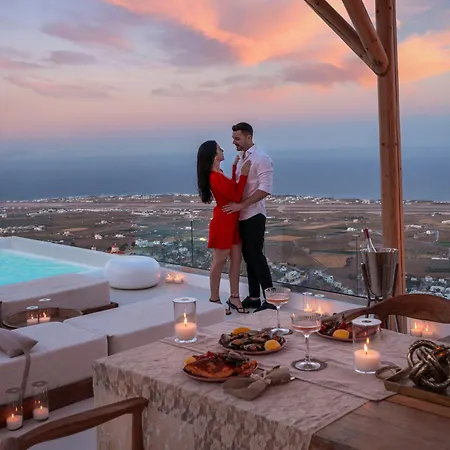 Bluewhite & Santorini Apartment Pýrgos