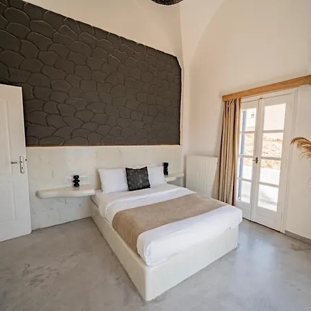 Bluewhite & Santorini Pýrgos