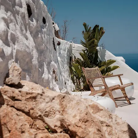 Bluewhite & Santorini * Pýrgos