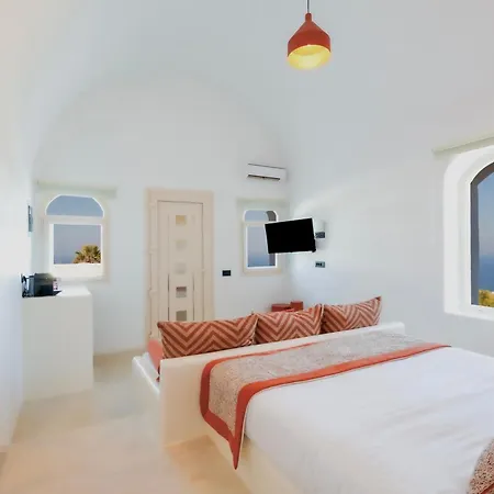 Bluewhite & Santorini * Pýrgos