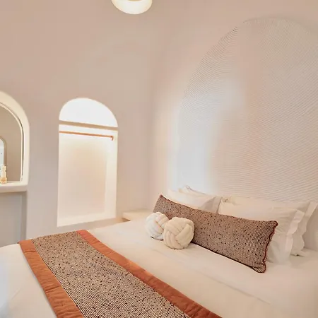 Bluewhite & Santorini Пиргос