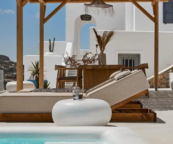 Bluewhite & Santorini * Pýrgos