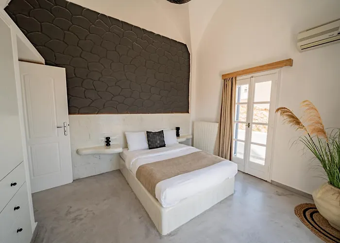 Bluewhite & Santorini Pýrgos