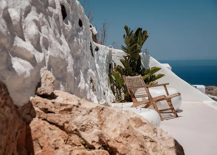 Bluewhite & Santorini * Pýrgos