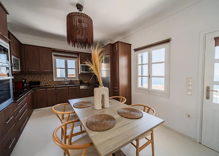 Bluewhite & Santorini Pýrgos