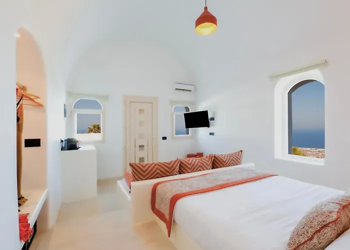 Bluewhite & Santorini * Pýrgos