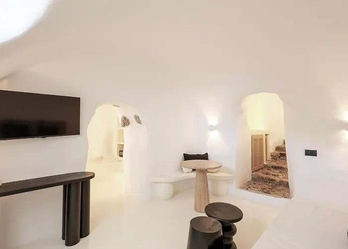 Bluewhite & Santorini * Pýrgos