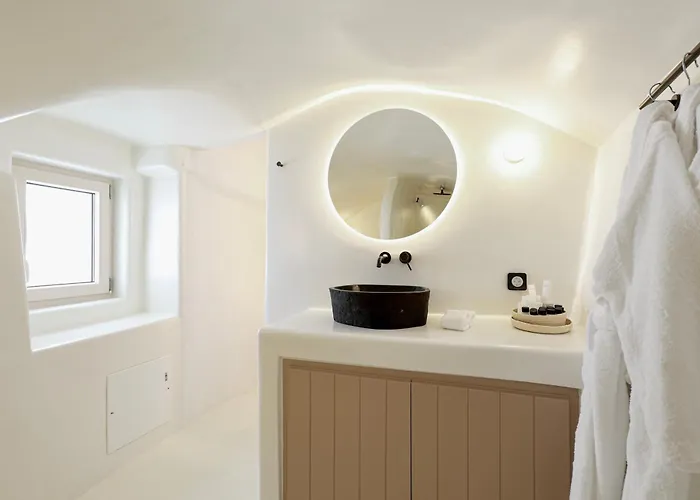 Bluewhite & Santorini * Pýrgos