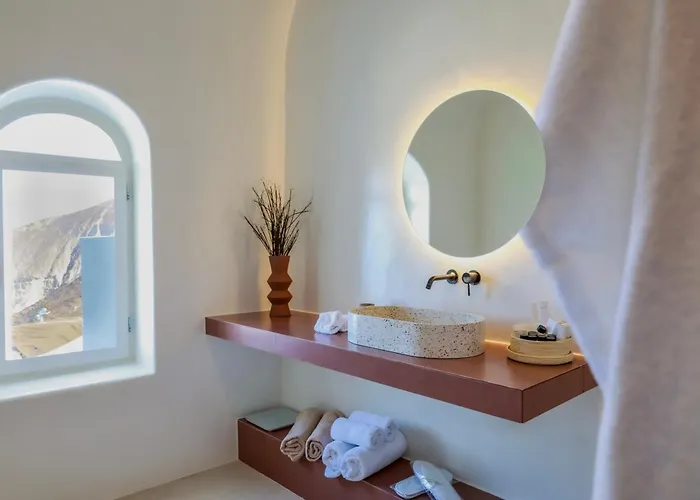 Bluewhite & Santorini * Pýrgos