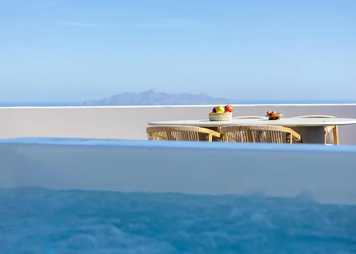 Bluewhite & Santorini Pýrgos