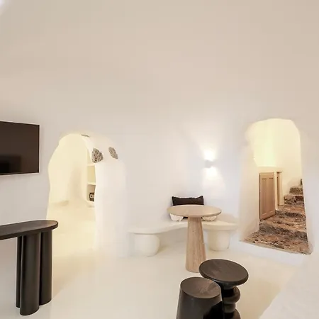 Bluewhite & Santorini * Pýrgos