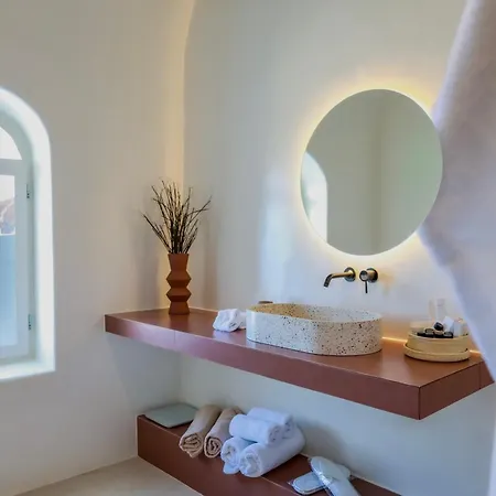 Bluewhite & Santorini * Pýrgos